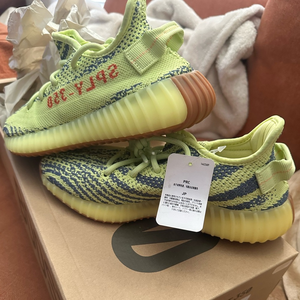 NWT YEEZY 350 V2 semi frozen yellow size 5.5 US